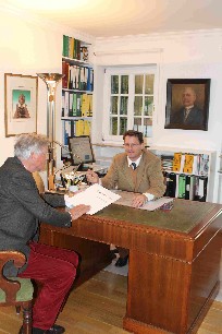 Beratungsgespräch in Bonn-Bad Godesberg Anwalt Dr. Buerstedde im Anwaltsgespräch
